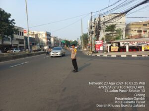 Antisipasi Kepadatan Lalu Lintas Aipda Zaenal Lakukan Pengaturan Lalu Lintas Di Simpang Biak Roxy