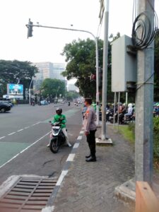 Antisipasi Kepadatan Jam Pulang Kerja, Aipda Eko Laksanakan Pengaturan Lalu Lintas Di Simpang Jalan Batu