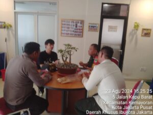 Bhabinkamtibmas Kelurahan Kemayoran Melaksanakan Kegiatan Sambang Dan Patroli Dialogis