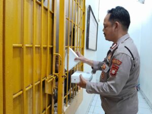 Personil Polsek Kemayoran Melakukan Pengecekan Rutin Terhadap Tahanan