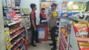 Bhabinkamtibmas Johar Baru Patroli Dialogis Berikan Imbauan Kepada Karyawan Alfamidi