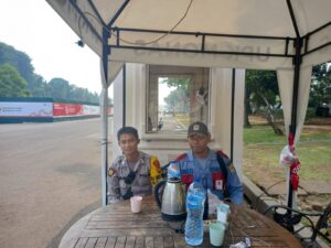 Jaga Keamanan Pengunjung di Monas, Anggota Polsubsektor Merdeka Barat Sambangi Pos Pengamanan