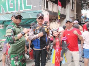 Bhabinkamtibmas bersama Tiga Pilar Lakukan Pengamanan Pawai Karnaval HUT RI