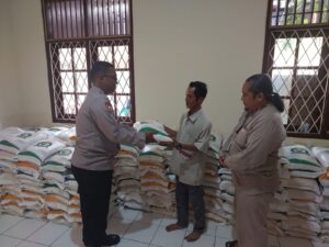 Bhabinkamtibmas Kelurahan Sumur Batu Membantu Pembagian Beras Tahun 2024 Dari Pemerintah Republik Indonesia Melalui PT.Pos.
