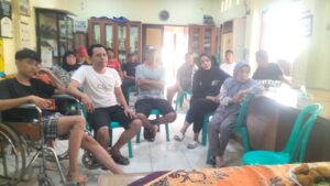Bhabinkamtibmas Kelurahan Johar Baru Sambang Dialogis Ke Pos RW 04 Bahas Kamtibmas