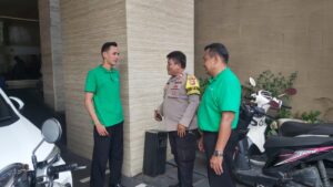 Bhabinkamtibmas Petojo Selatan Sambangi Security Hotel Penginapan untuk Cegah Kriminalitas dan Jaga Kamtibmas