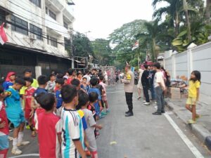Bhabinkamtibmas Kebon Kelapa Laksanakan Monitoring dan Pengamanan Pertandingan Sepak Bola di Kebon Kelapa