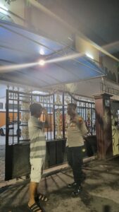 Anggota Patroli Polsek Johar Baru Bripda Adi Sumarmo Patroli Dialogis Malam Berikan Imbauan Kepada Warga
