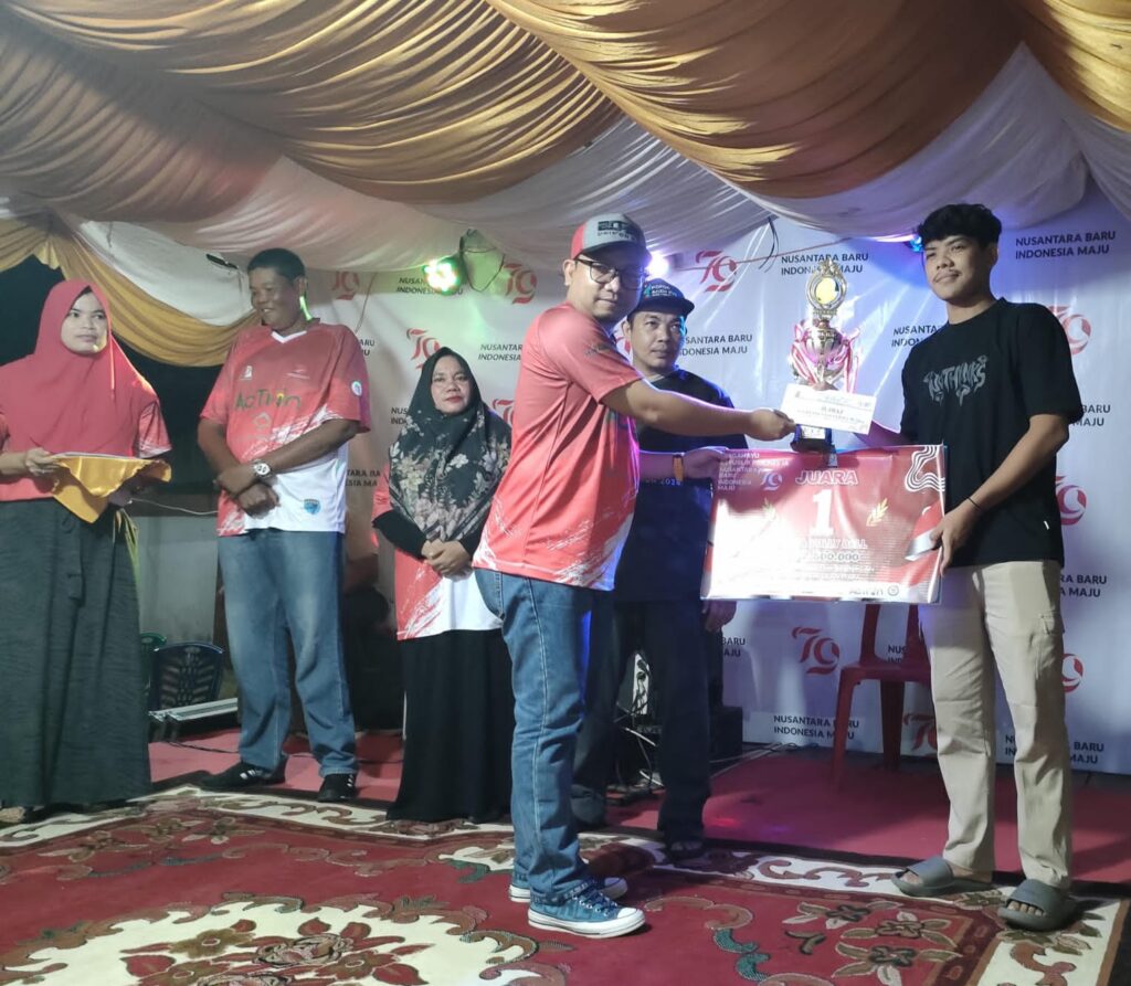 Malam resepsi HUT RI, Camat Seunagan bagi berbagai hadiah perlombaan