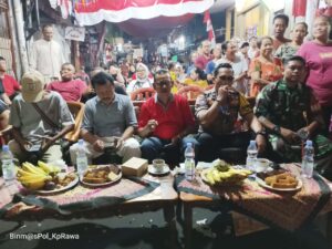 Bhabinkamtibmas Kelurahan Kampung Rawa Bersama Tiga Pilar Menghadiri Panggung Hiburan Malam Puncak Perayaan HUT RI Ke-79