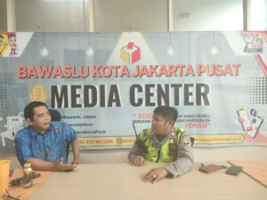 Patroli Sore Hari Polsek Metro Tanah Abang Dan sambangi petugas Bawaslu Kota Adm Jakarta Pusat