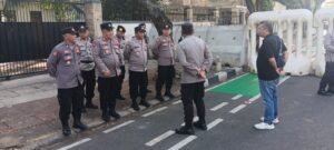 Iptu Sopan Febriyanto Memberikan Arahan Depan Kantor KPU R.I