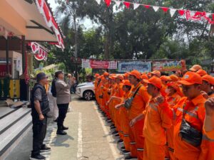 Bhabinkamtibmas Menteng Memberikan Imbauan Petugas PPSU di Halaman Kantor Kelurahan Menteng