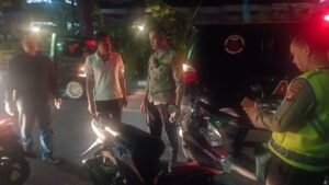 Kepedulian Bripka Aris Memberikan Pertolongan Korban Kecelakaan Tunggal
