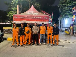 Cegah Tawuran, Bripka Ari Novi Bersana Anggota PPSU dan FKDM Melaksanakan Pemantauan Jembatan Menteng Tenggulun