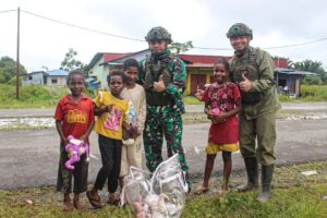 Satgas Yonif 503 Kostrad Bagikan Boneka Lucu Untuk Anak – Anak Papua
