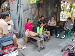 Bhabinkamtibmas Kelurahan Kebon Kosong Bersama Asistensi Bimas melaksanakan kegiatan Sambang dan Patroli Dialogis