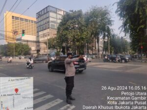 Sasar Titik Rawan Kemacetan, Anggota Polsubsektor Petojo Laksanakan Pengaturan Lalu Lintas di Simpang Petojo