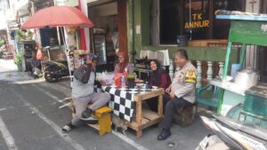 Bhabinkamtibmas Petojo Selatan Patroli dan Sambang Dialogis Ke Warga RW.004 Petojo