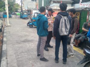 Sampaikan Pesan Kamtibmas, Bhabinkamtibmas Duri Pulo Sambang Wilayah