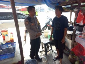 Sambang Pedagang Mie Ayam, Staf Binmas Kebon Kelapa Berikan Himbauan Kamtibmas