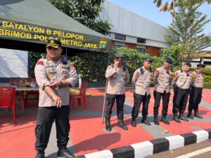Pengamanan Dan Unras Beberapa Mahasiswa Dan Elemen Masyarakat Gedung MPR/DPR RI Ploting Di Pintu Belakang DPR RI