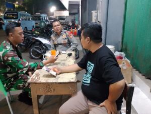 Patroli Dini Hari Polsek Metro Tanah Abang Gabung Babinsa Dan Sambangi FKDM Berikan Imbauan Kamtibmas