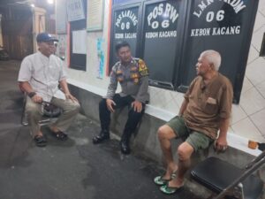 Aiptu Suhartono Kunjungi Poskamling RW 06 Kelurahan Kebon Kacang Malam Hari Dan Berikan Imbauan Kepada Petugas Siskamling