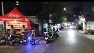 Unit Patroli Patmor Polsek Metro Bersama Bhabinkamtibmas Pegangsaan Antisipasi Kejahatan Jalanan