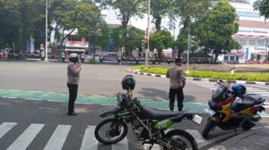 Kapolsubsektor Taman Suropati Pengaturan Arus Lalu Lintas Siang Hari di Jalan Pangeran Diponegoro
