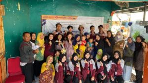 Peduli Stunting, Kelompok KKM UMC Kolaborasi dengan BKKBN Jabar Gelar Giat Bagikan Makanan Bergizi Kepada Masyarakat