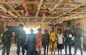 Satgas Pamtas RI-PNG Yonif 432 Kostrad Bagikan 50 Alkitab kepada Masyarakat Distrik Dal
