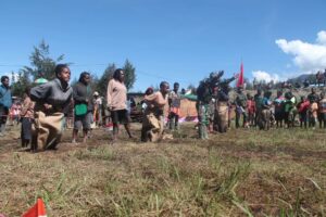 Masyarakat Kampung Kago Distrik Ilaga Semangat Mengikuti Lomba Balap Karung