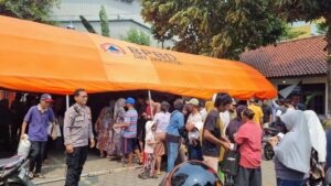 Aiptu Suparmin Monitoring Pendistribusian Beras Untuk Warga Kurang Mampu Kelurahan Karet Tengsin