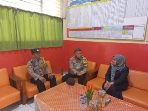 Kunjungan ke Sekolah, Binmas Kebon Kelapa Sampaikan Himbauan Kamtibmas kepada Kepala Sekolah SDN 02