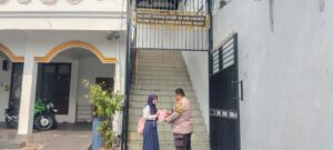 Kepedulian Aipda Ginanjar Kepada Siswa Memberikan Buku Tulis Untuk Sarana Kontak Belajar
