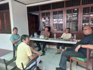Aiptu Suhartono Sambangi Tomas Dan Warga Sampaikan Imbauan Kamtibmas Di RW 05 Kelurahan Kebon Kacang