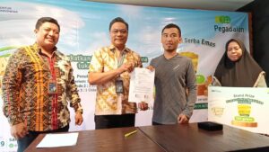 Pegadaian Kanwil VIII Jakarta 1 Serahkan Hadiah Grand Prize Emas 123 Gram ke Pemenang Program Badai Emas Pegadaian Periode 1 tahun 2024