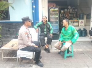 Patroli Dialogis Bhabinkamtibmas Johar Baru Sambang Sampaikan Imbauan Ke Komunitas Ojol