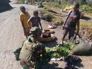 Satgas Yonif 509 Kostrad Bantu Masyarakat Intan Jaya dengan Memborong Hasil Tani