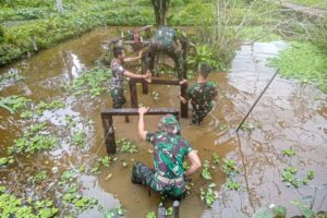 Peduli Pendidikan, Satgas Yonif 503 Kostrad Perbaiki Fasilitas Sekolah