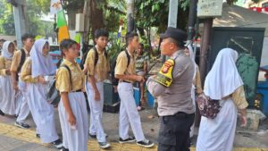 Aiptu Teguh Memberikan Imbauan Kamtibmas Kepada Para Pelajar