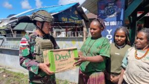 Satgas Pamtas RI-PNG Yonif 432 Kostrad Berbagi Sembako untuk Masyarakat Distrik Dal, Papua