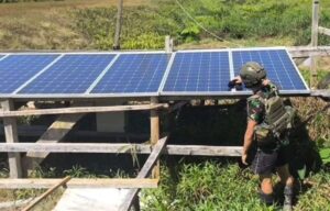 Prajurit Yonif 432 Kostrad Lakukan Perawatan Berkala PLTS di Pos Mapenduma, Papua Pegunungan