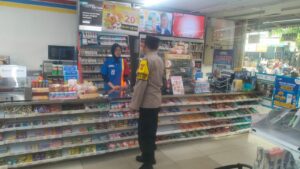Patroli Dialogis Bhabinkamtibmas Johar Baru Sambang Ke Indomaret Berikan Imbauan Kamtibmas