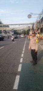 Kapolsubsektor Galur Melaksanakan Pengaturan Arus Lalu Lintas Sore Hari di Jalan Letjend Suprapto.