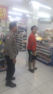 Patroli Dialogis Bhabinkamtibmas Kelurahan Tanah Tinggi Sambang Ke Indomaret Berikan Imbauan Kamtibmas