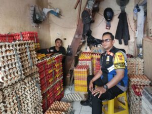 Patroli Dialogis Bhabinkamtibmas Kampung Rawa Berikan Imbauan Kepada Pedagang Telor