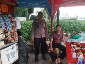 Patroli Sore Hari Polsek Metro Tanah Abang Dan Berikan Imbauan Kamtibmas Kepada Pedagang Koperasi Pintu 10 GBK Senayan