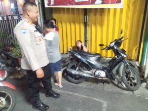 Polisi Sahabat Anak, Kanit Binmas Polsek Johar Baru Patroli Dialogis Melakukan Pendekatan Dengan Anak-Anak